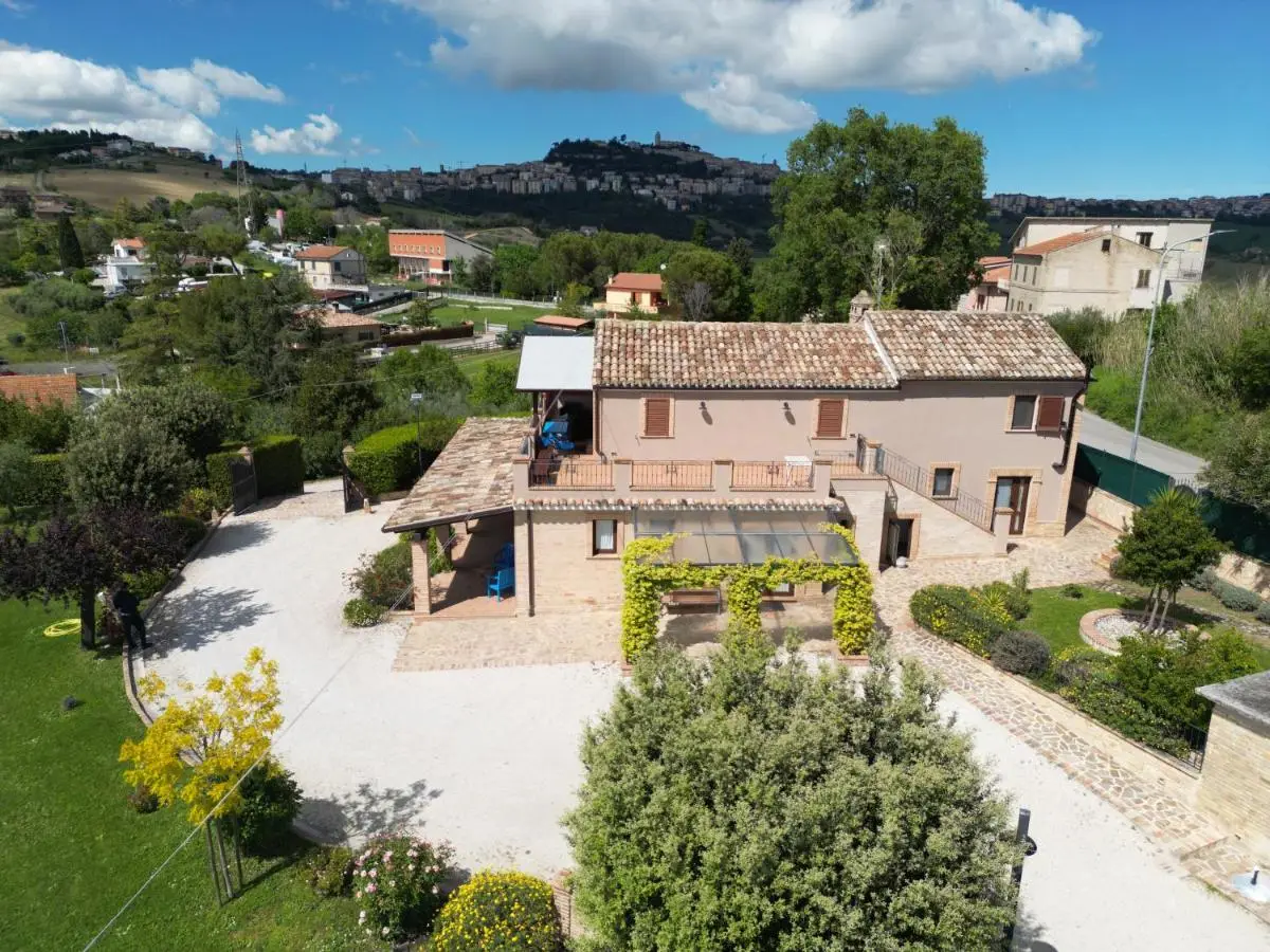 Vista aerea della villa con Fermo sullo sfondo