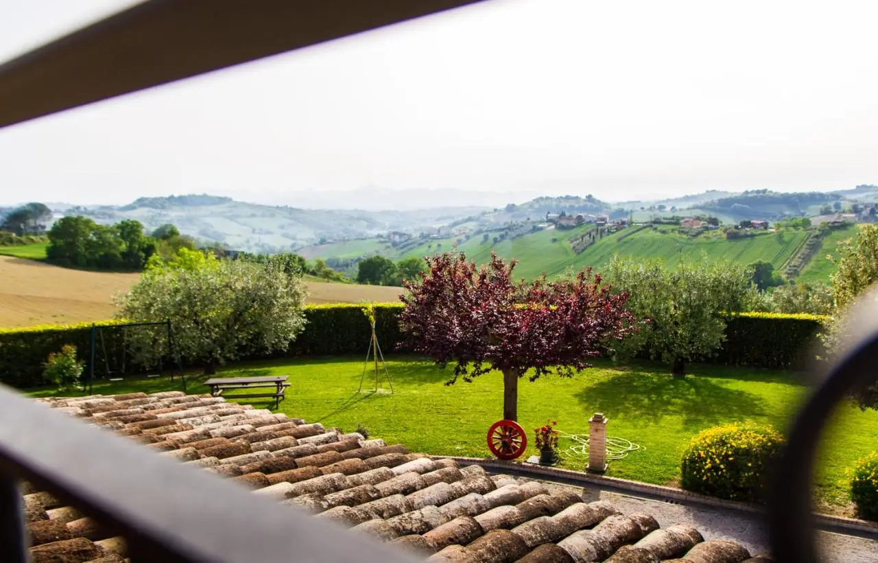 Vista dal terrazzo su giardino e colline dei Sibillini